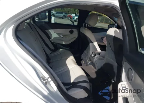 2016 Mercedes-Benz C 300 z USA, uszkodzony, nr VIN 55SWF4JB0GU119144